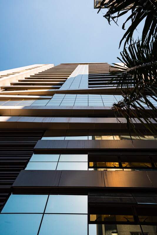 Torre vista de baixo, com as sacadas de vidro