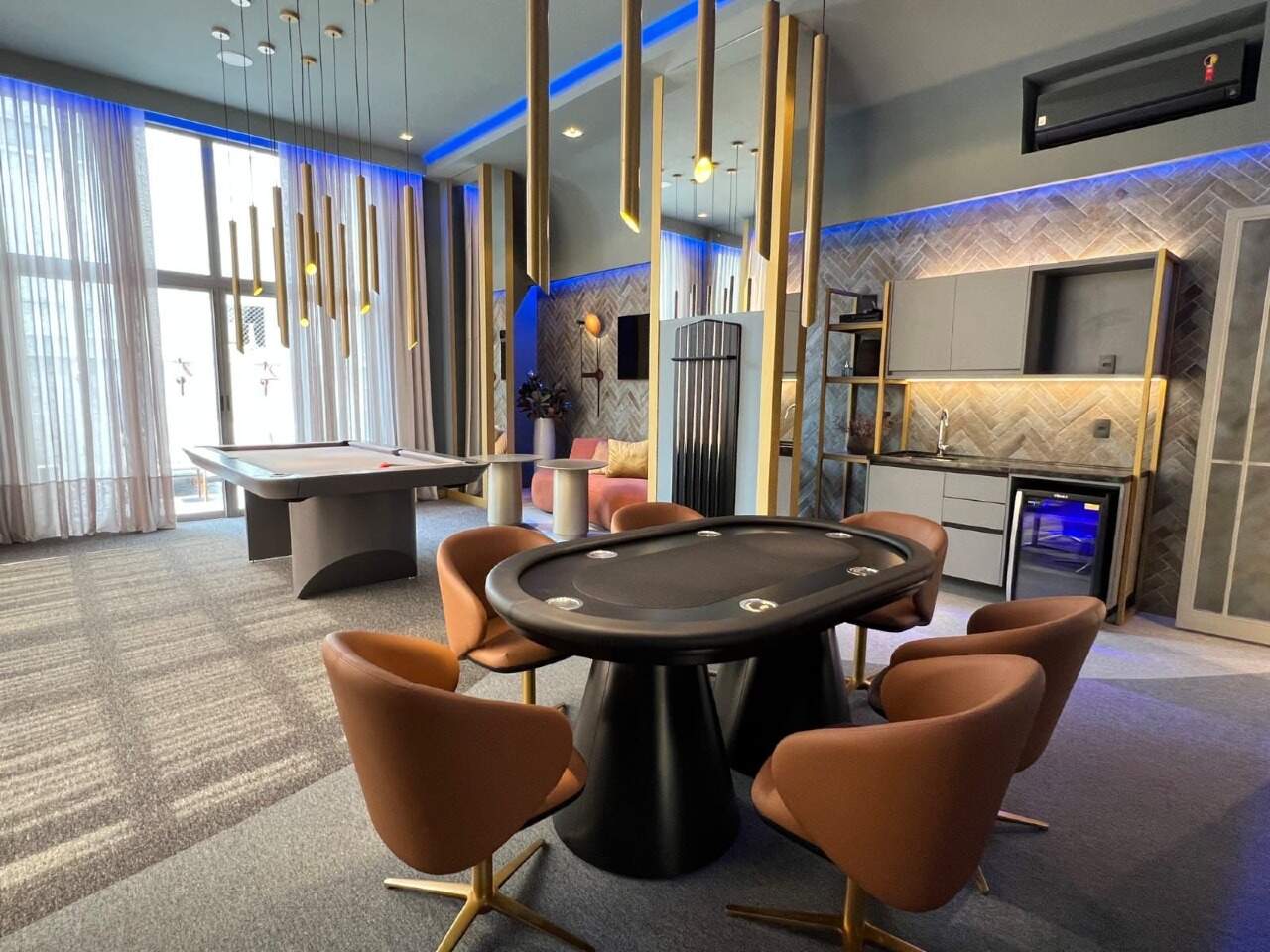 Sala de jogos com mesa de pôquer e bar