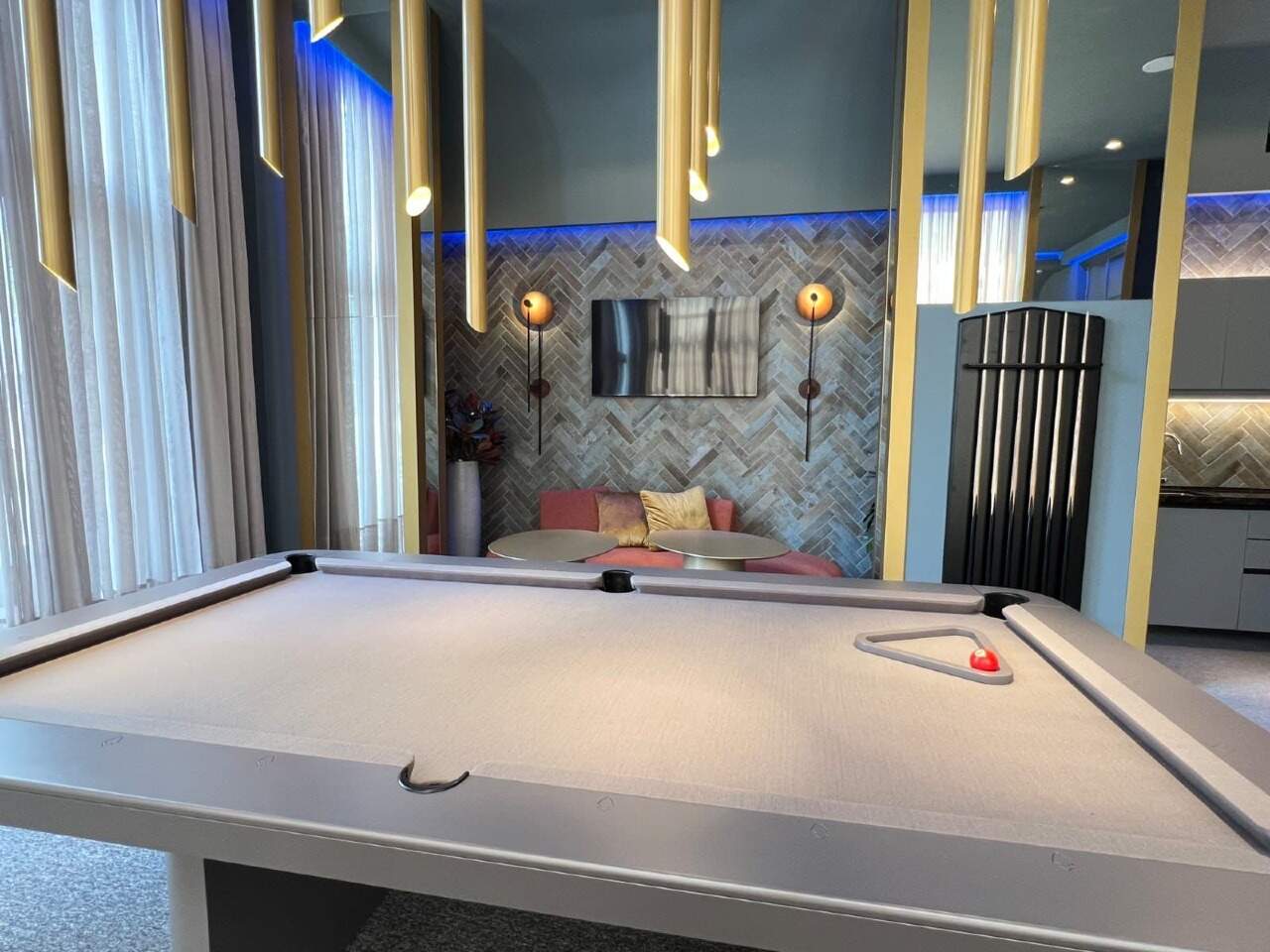 Mesa de sinuca na sala de jogos