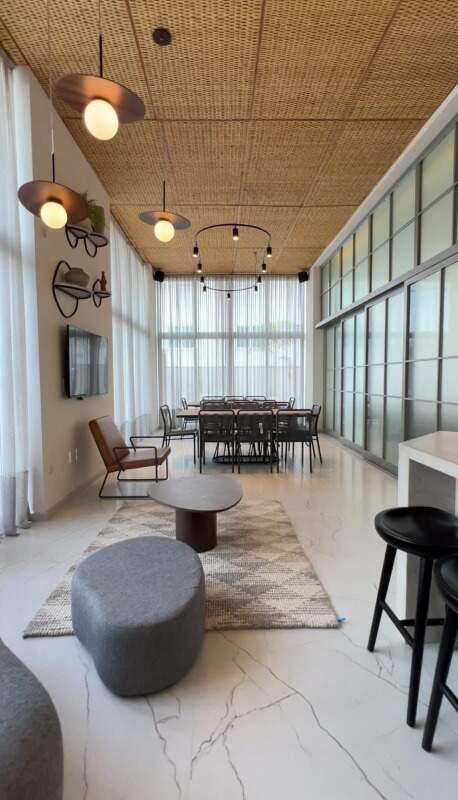 Estar com pufes e mesa comprida no lazer