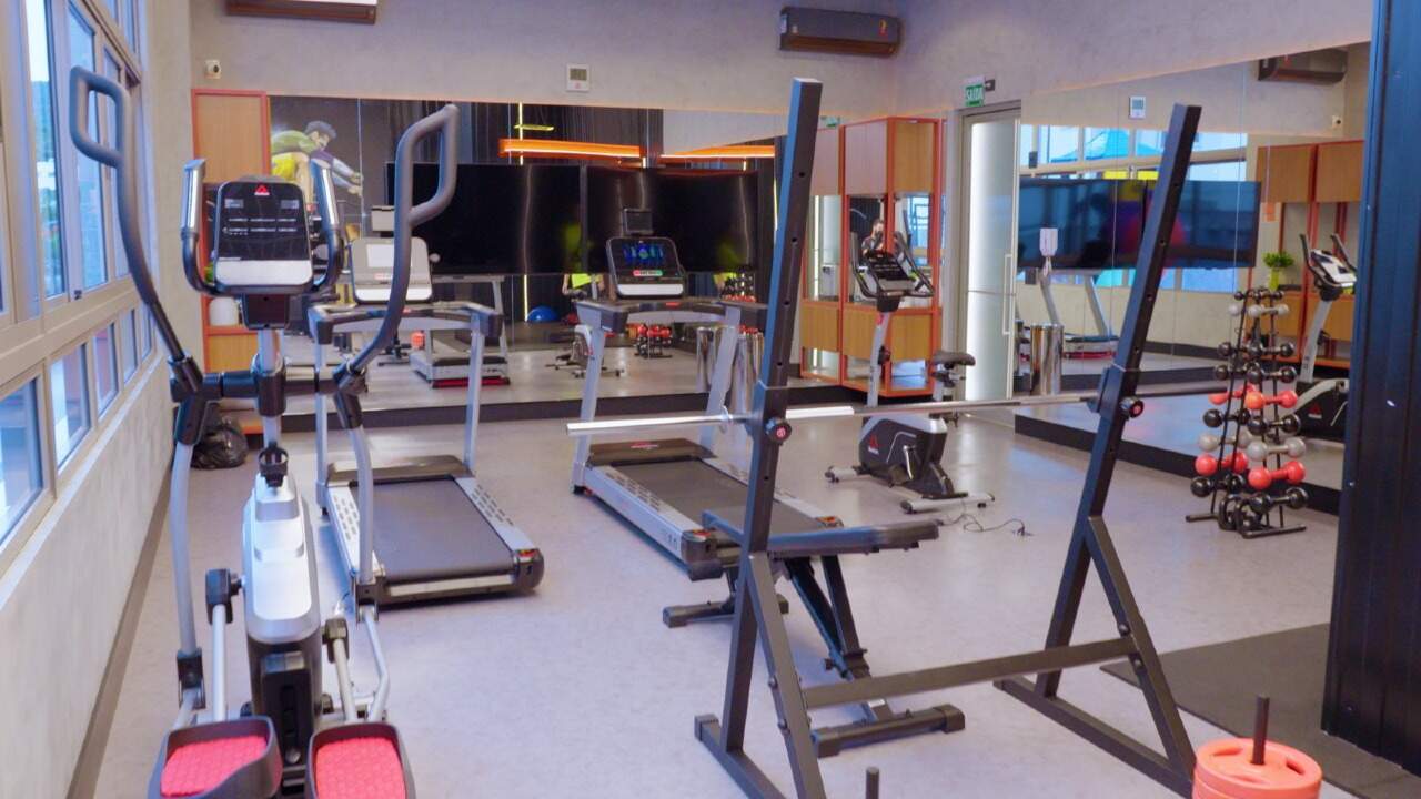 Academia com esteiras, bicicletas e aparelhos
