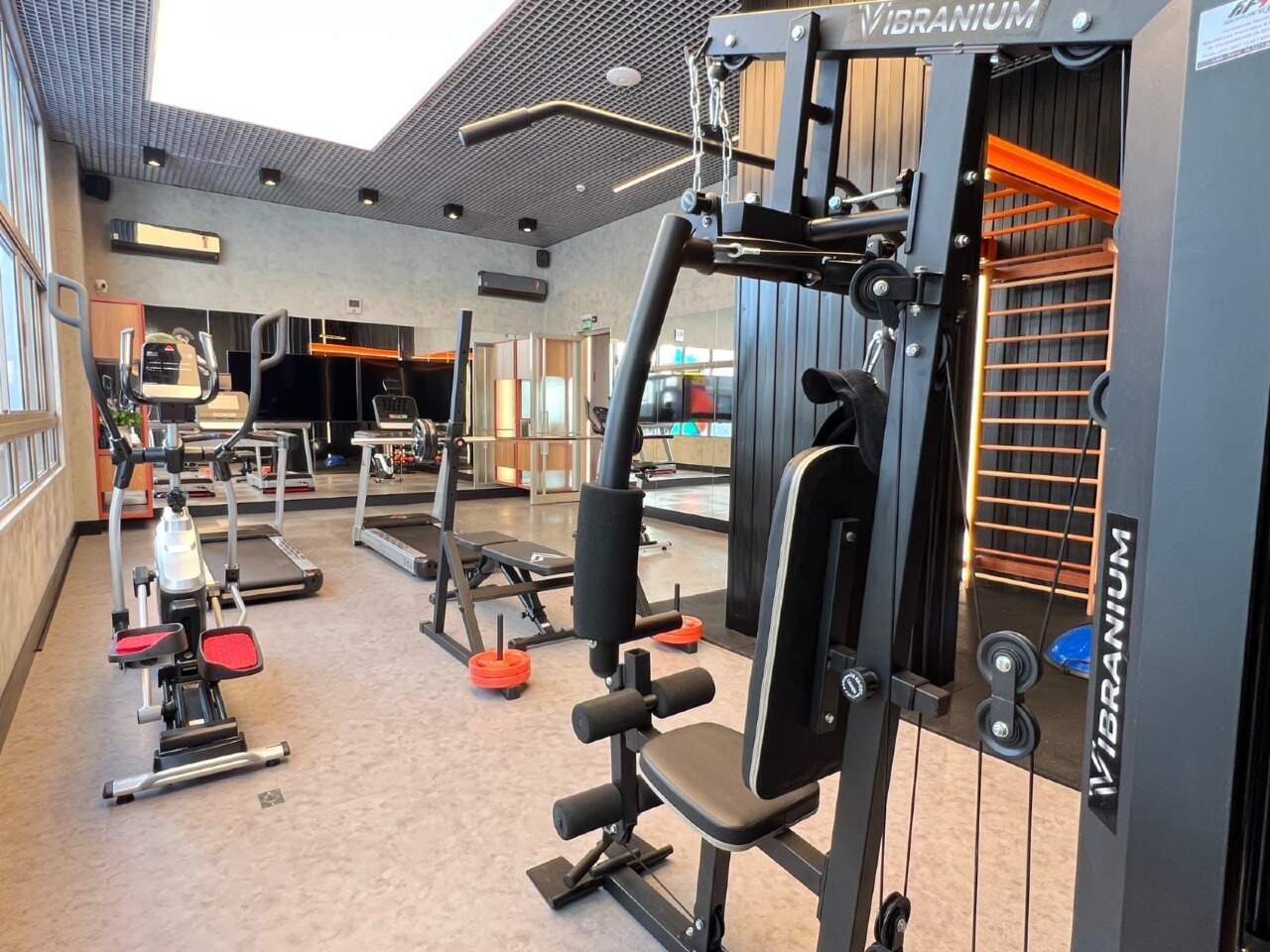Academia com estação de musculação