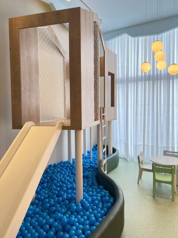 Brinquedoteca com piscina de bolinhas e escorregador