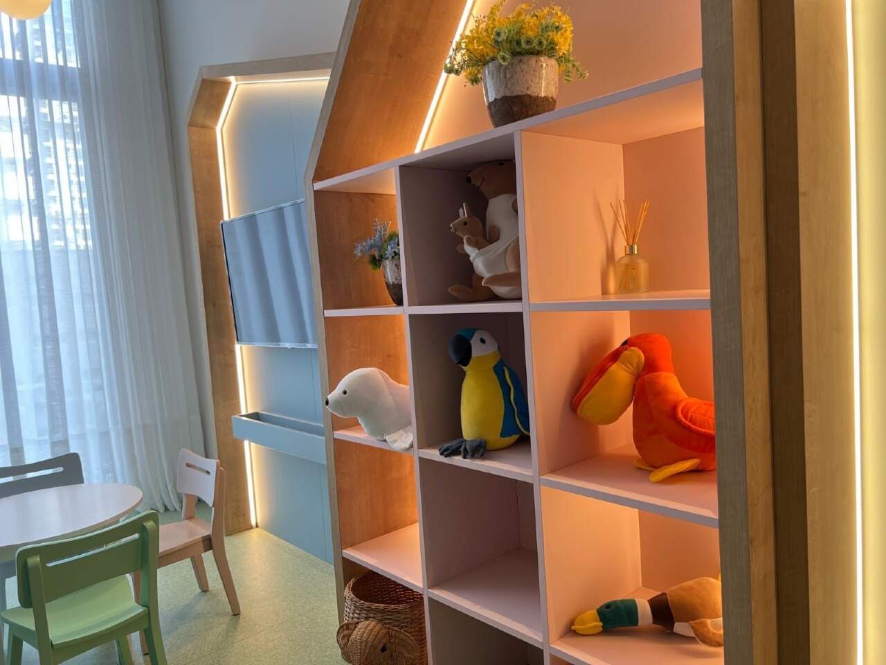 Estante com brinquedos na brinquedoteca