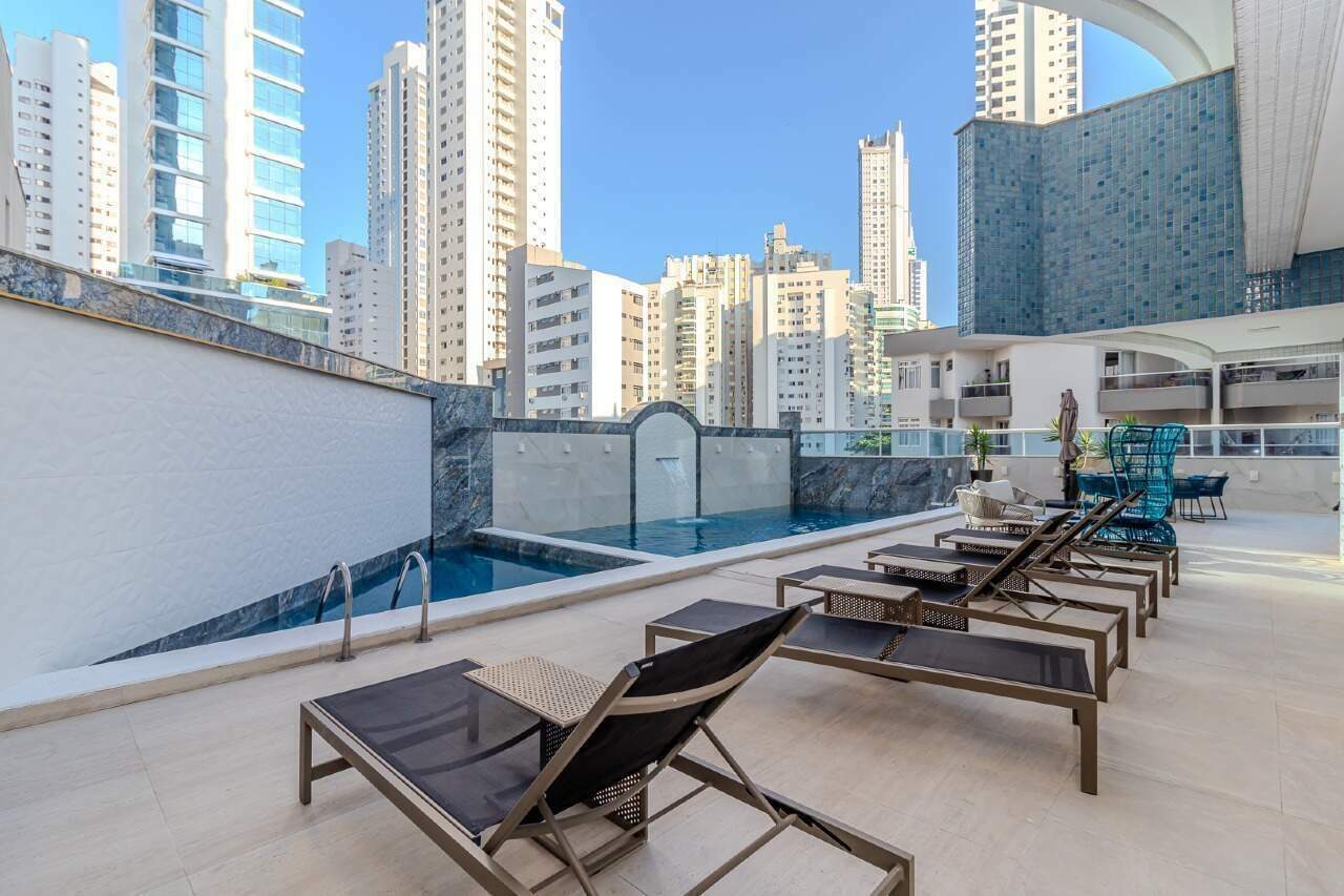 Piscina do Edifício Vermont, com deck e espreguiçadeiras