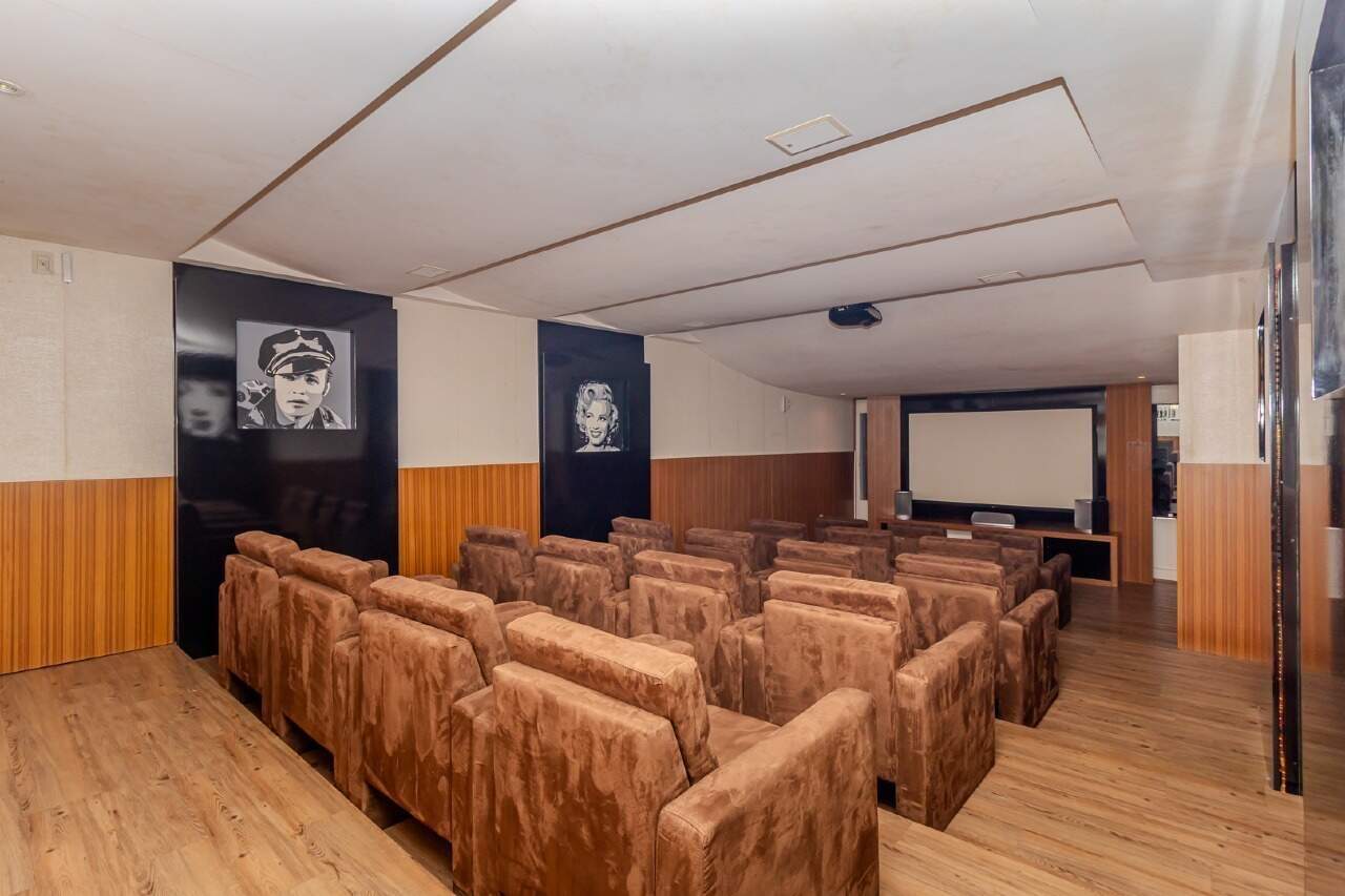 Cinema do Edifício Vermont, com poltronas e telão