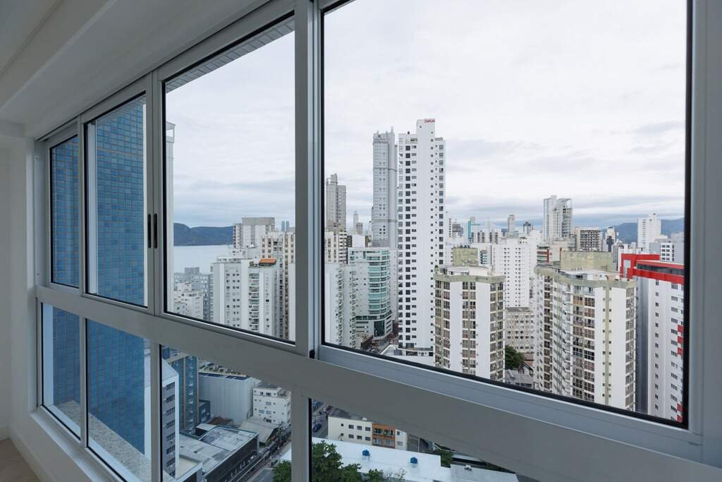 Vista do mezanino de um apartamento de andar alto, com o mar ao fundo