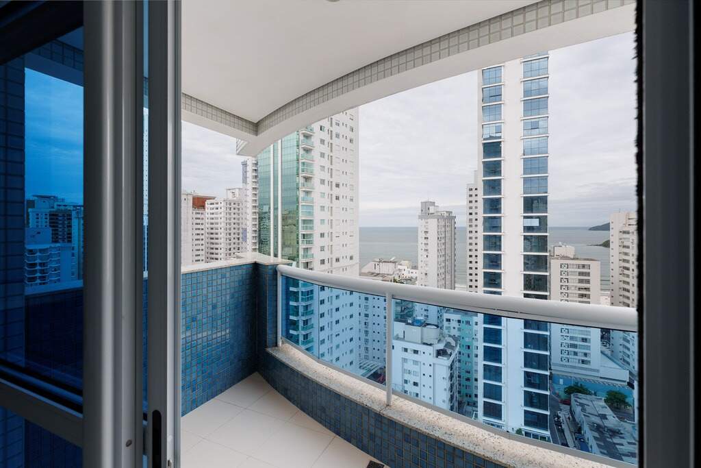 Sacada de apartamento tipo com vista parcial para o mar