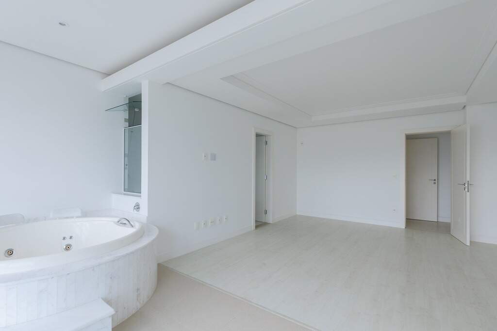 Suíte ampla com piso laminado
