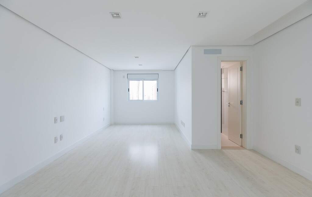 Quarto com piso laminado e janela