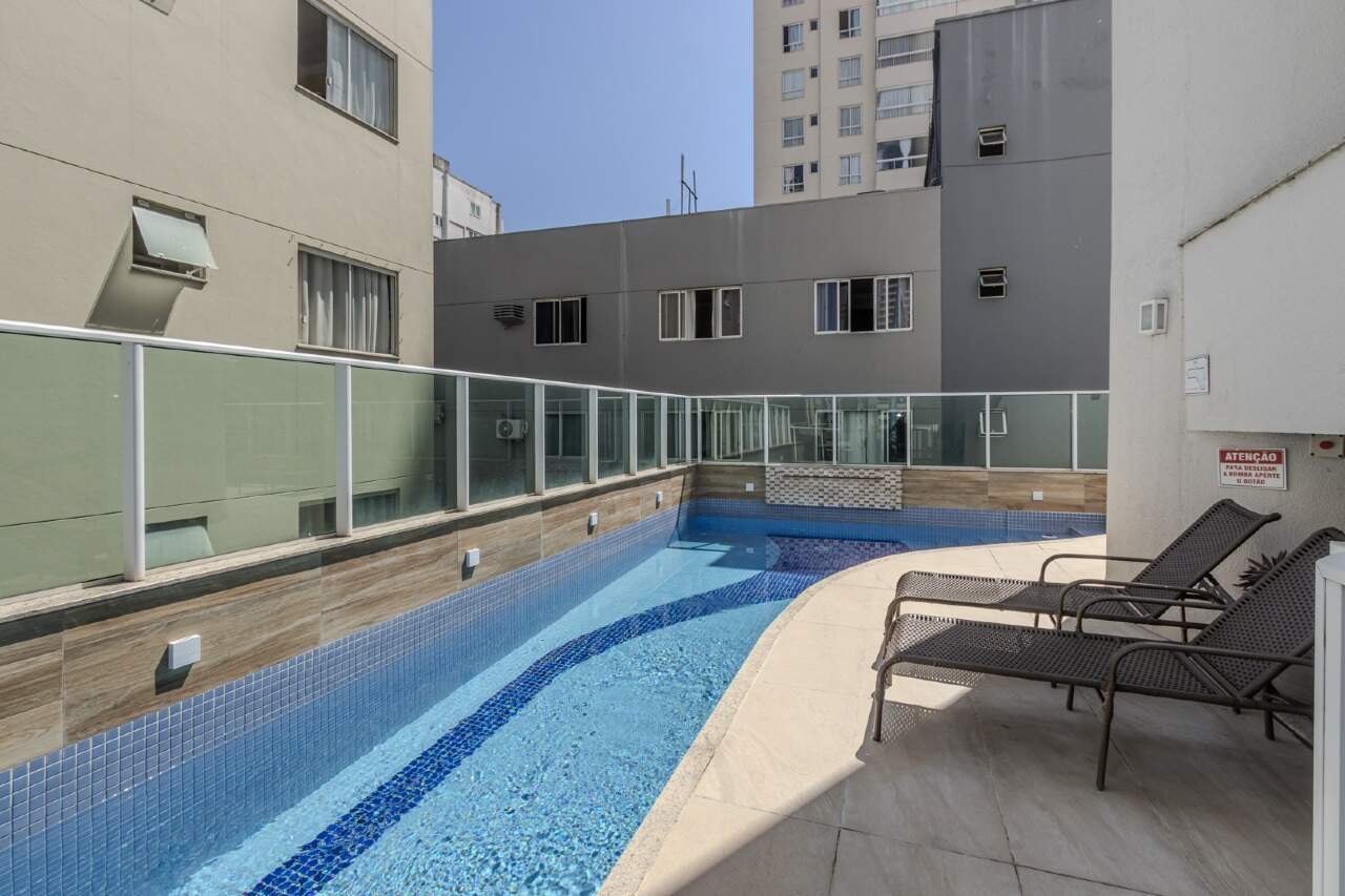 Piscina do Costa Splendida com espreguiçadeiras e guarda-corpo de vidro