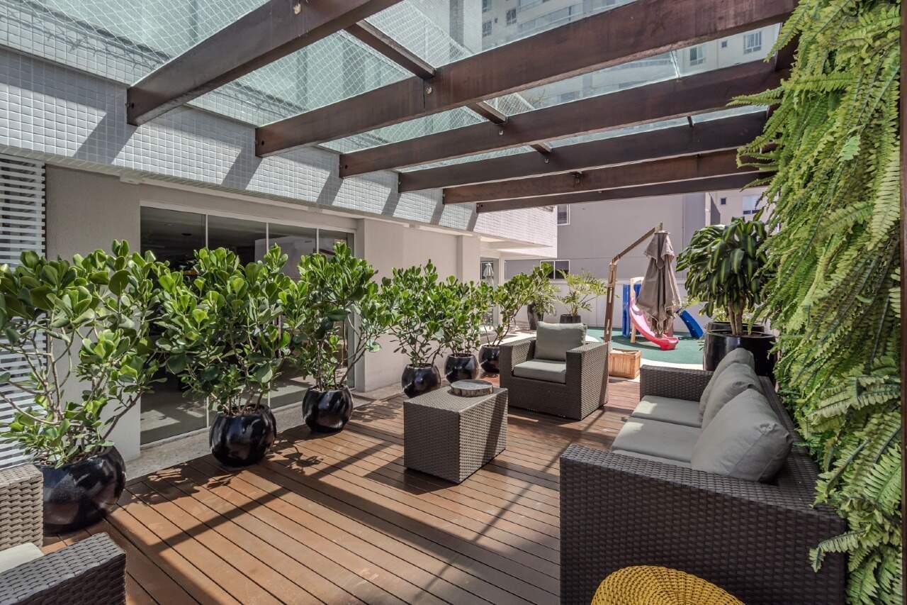 Lounge e deck de madeira do Costa Splendida