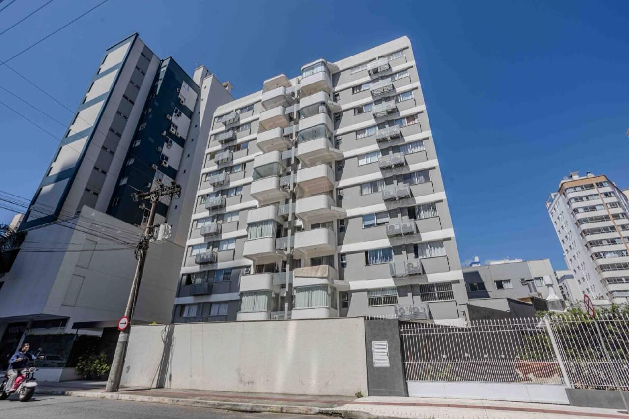 Edifício Cravo e Canela visto da calçada, com o muro frontal