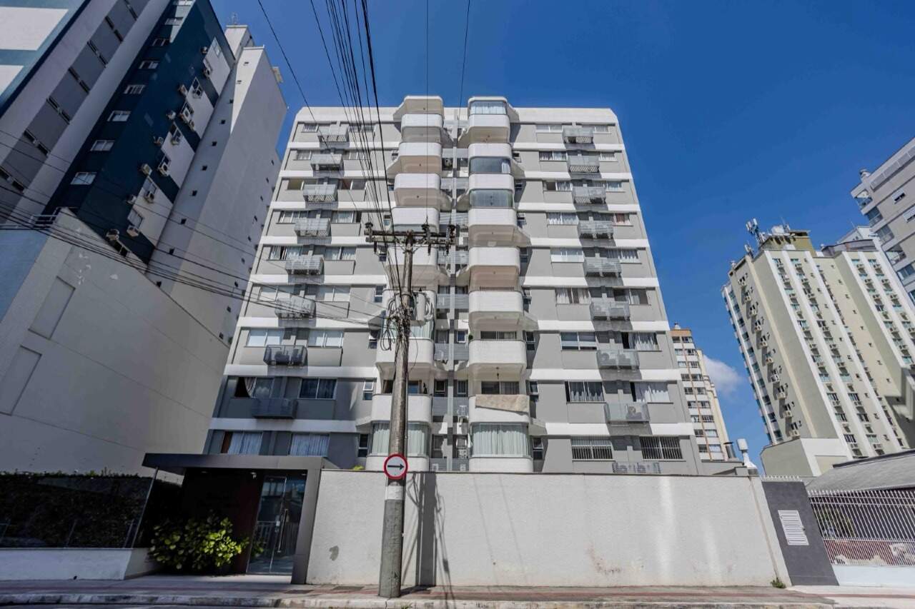 Fachada do prédio vista do outro lado da Rua 2300