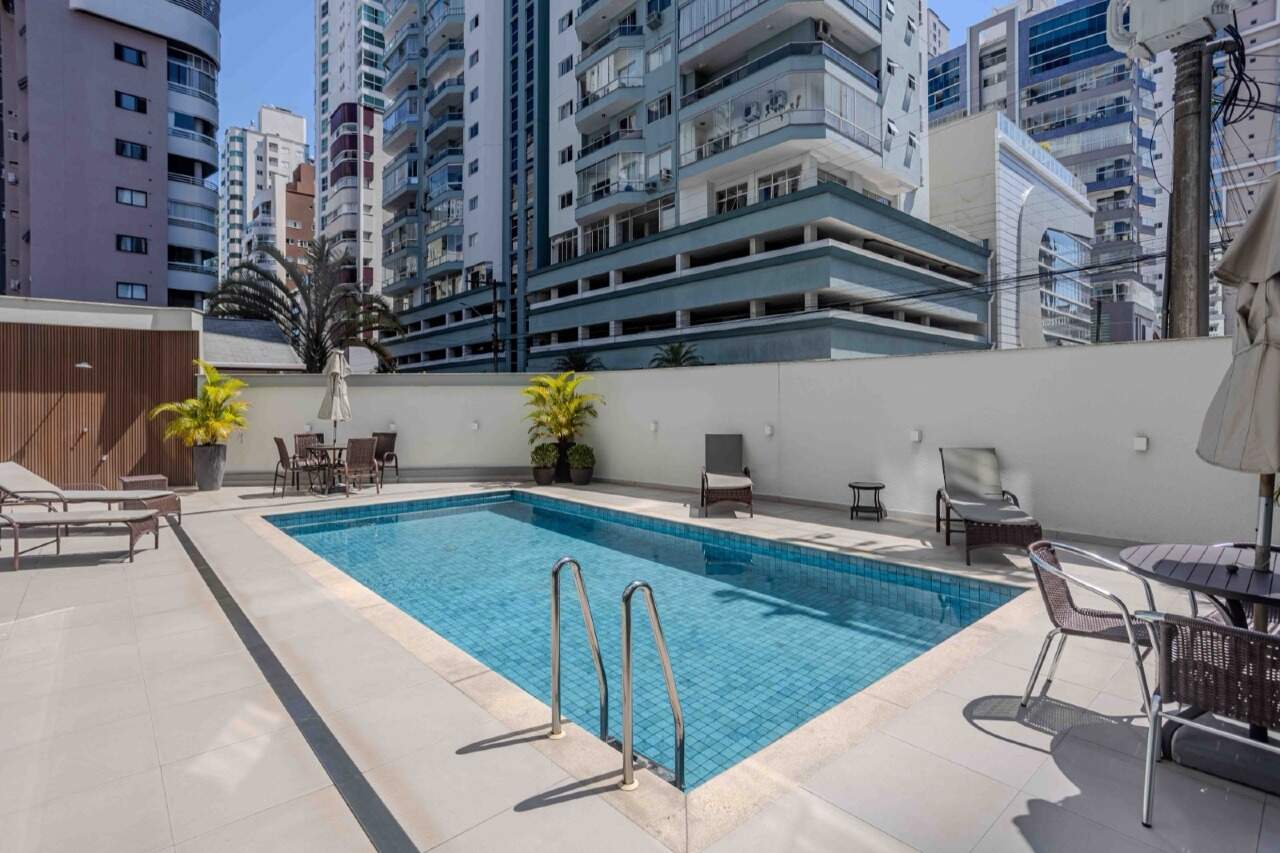 Piscina com deck e espreguiçadeiras