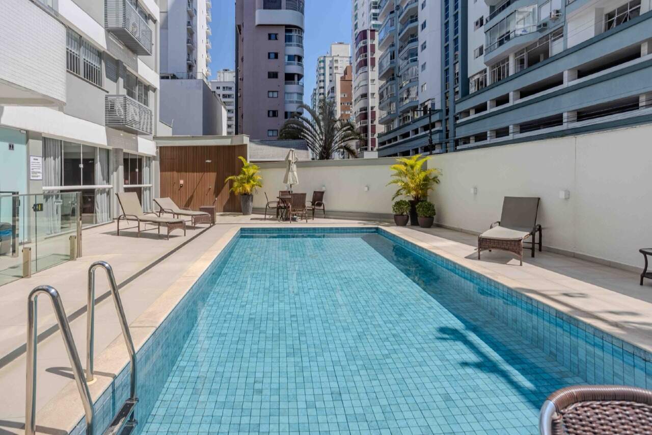 Piscina vista da escada, com os prédios do Centro ao fundo