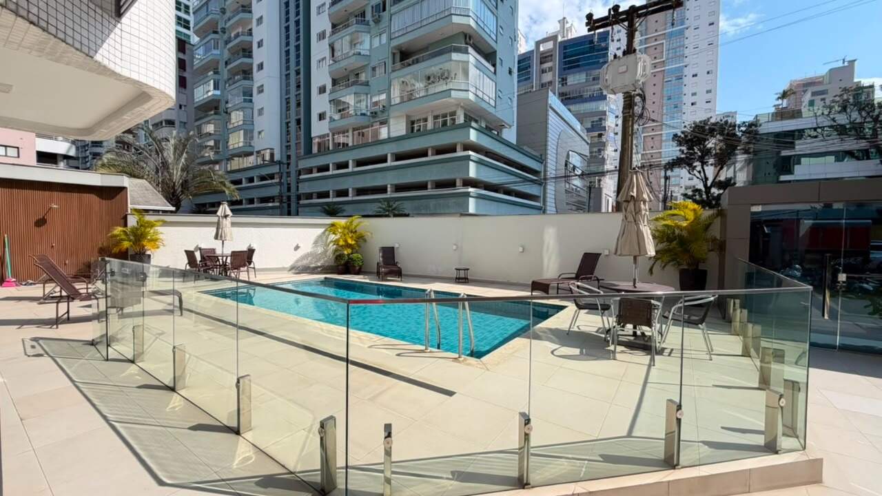 Piscina cercada por guarda-corpo de vidro