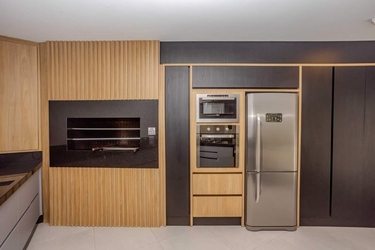 Churrasqueira com forno e geladeira no espaço gourmet