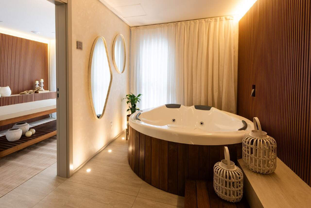 Banheira de hidromassagem do spa, com espelhos orgânicos