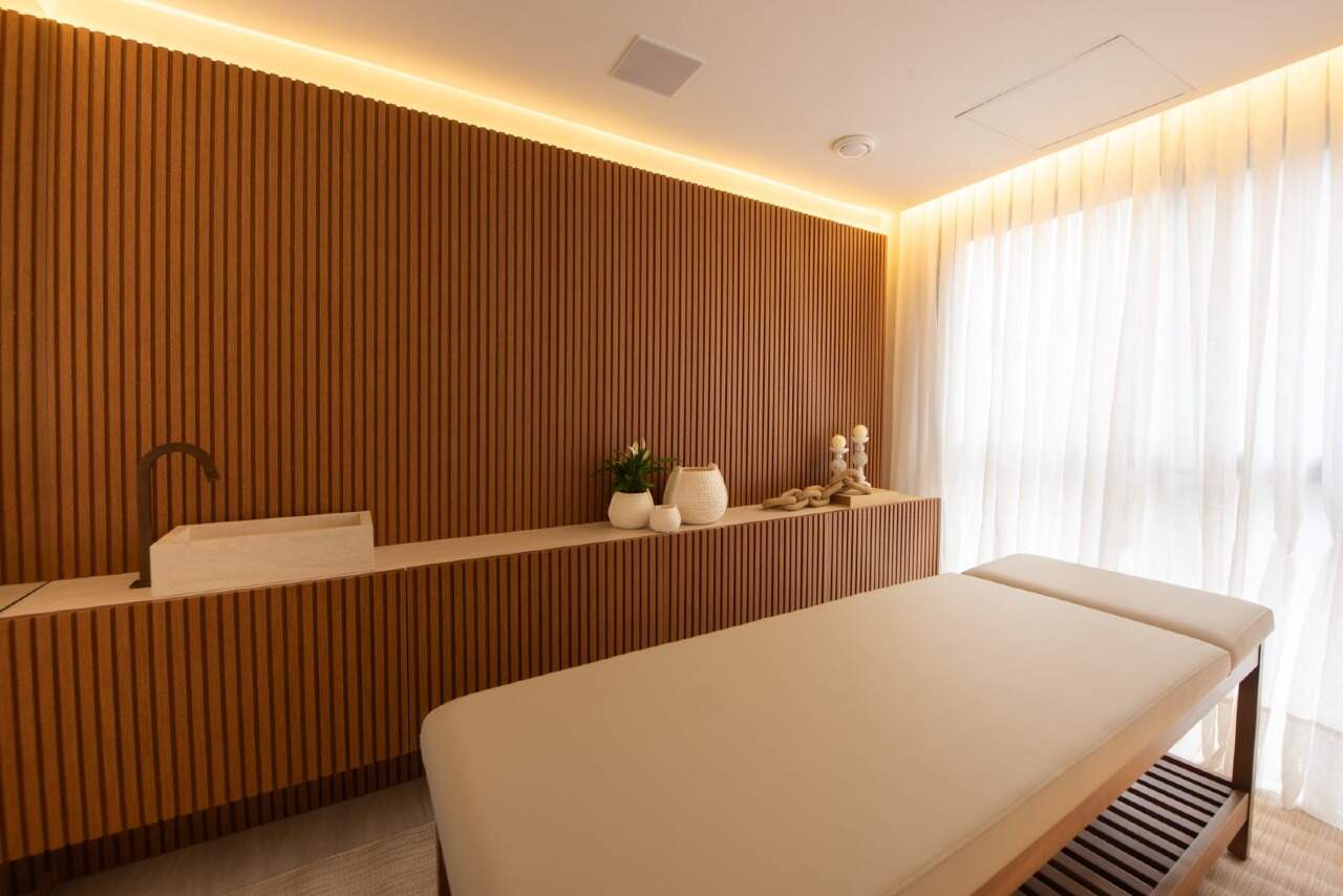 Sala de massagem com bancada e luz natural filtrada pela cortina