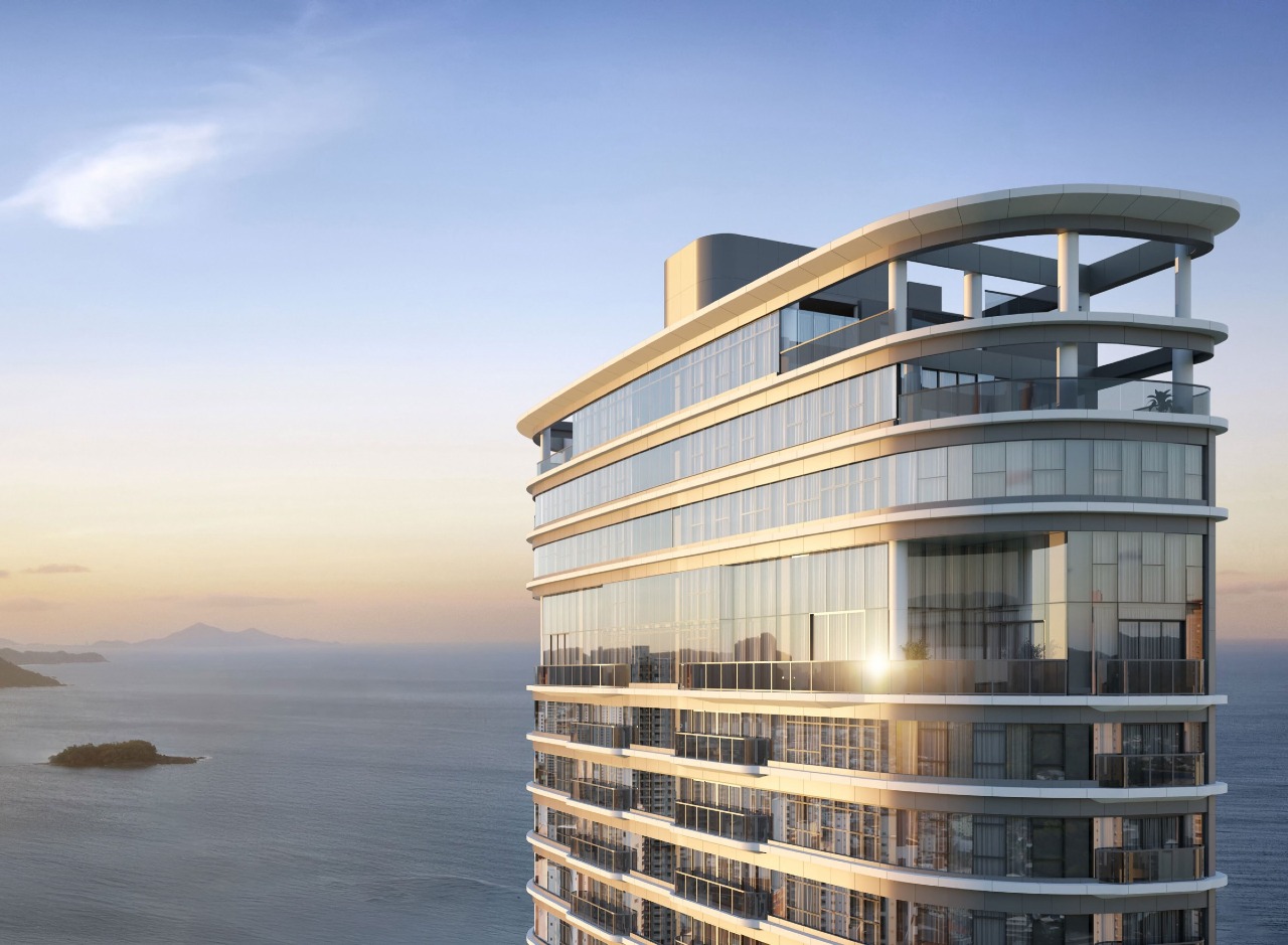 Coroamento da torre, com as coberturas e o mar ao fundo (imagem ilustrativa)