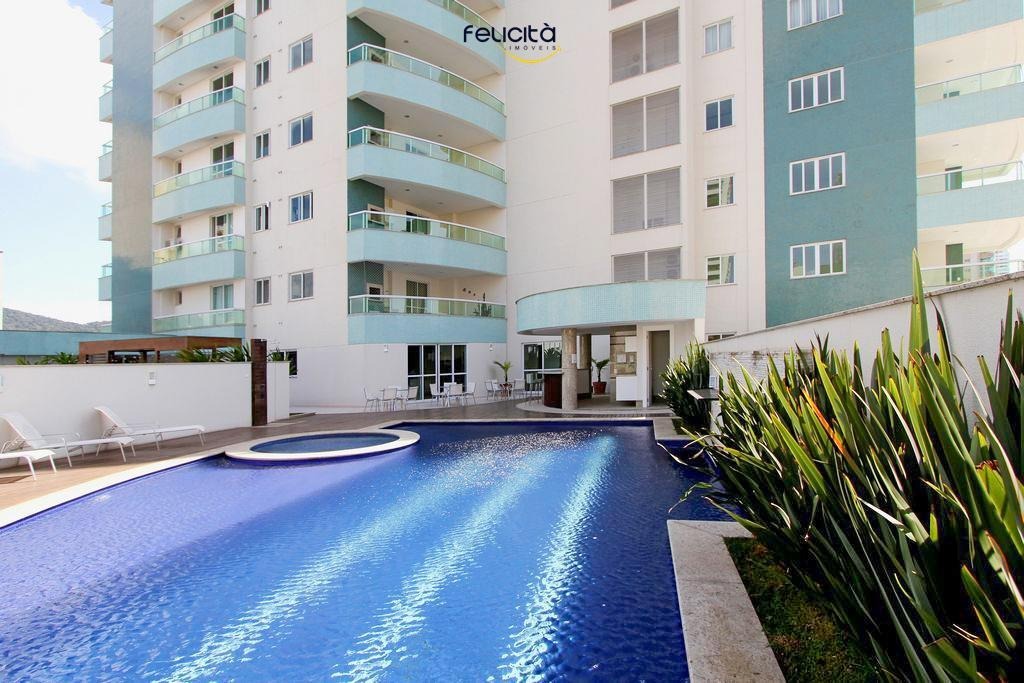 Piscina do condomínio.