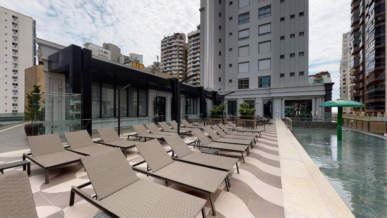 Deck da piscina externa com espreguiçadeiras
