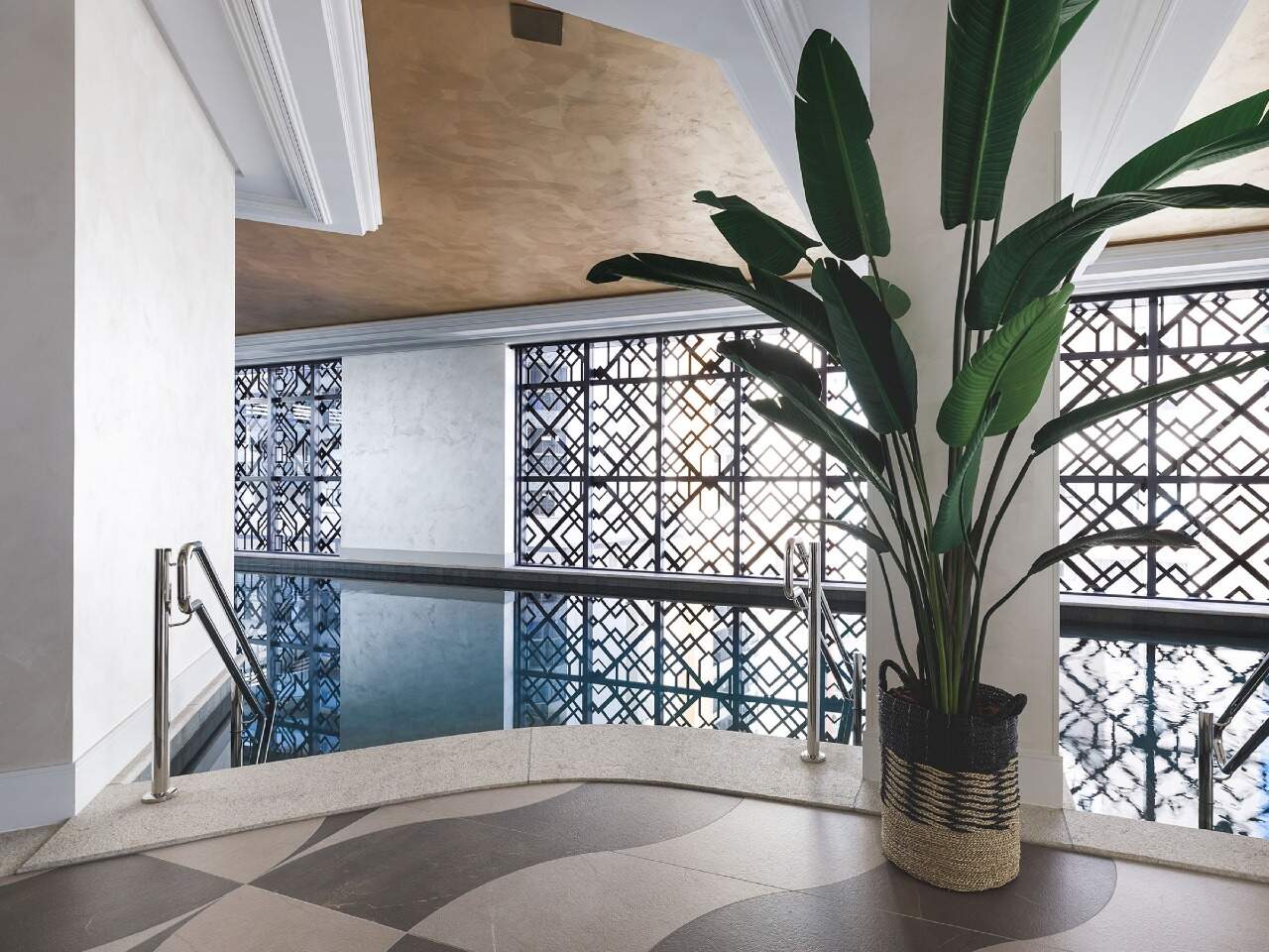 Piscina térmica coberta com painéis vazados art déco