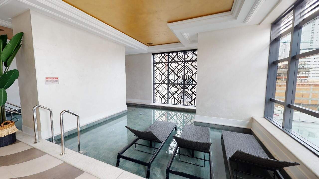 Piscina térmica com espreguiçadeiras