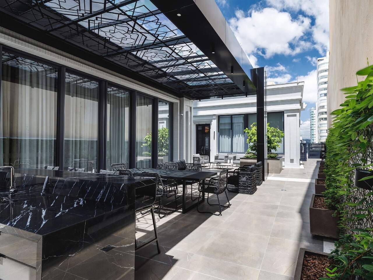 Outdoor grill com mesas sob a pérgola
