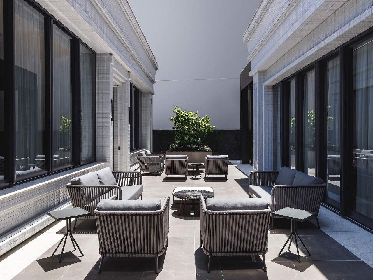 Lounge externo com poltronas