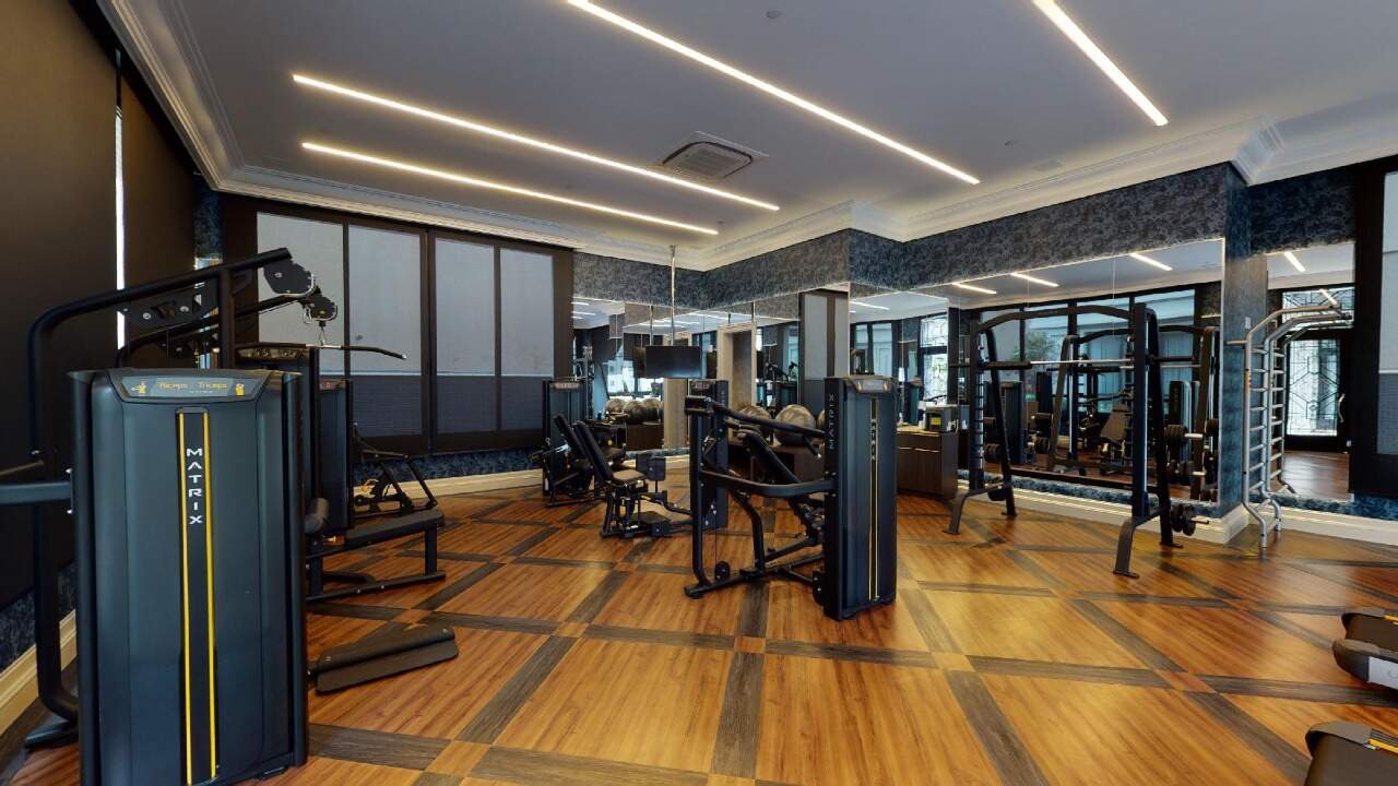 Academia com aparelhos de musculação