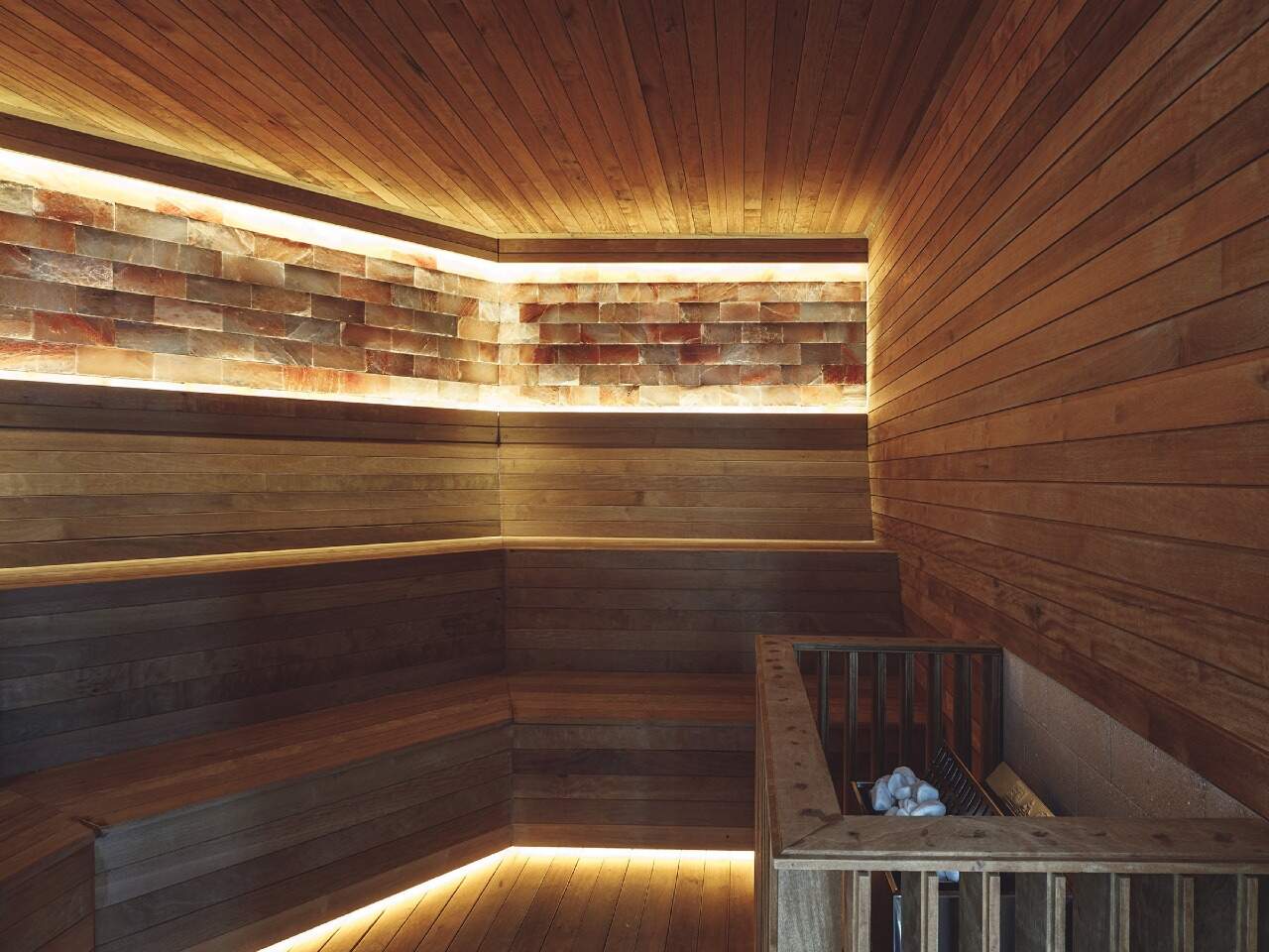 Sauna seca com parede de tijolos de sal rosa