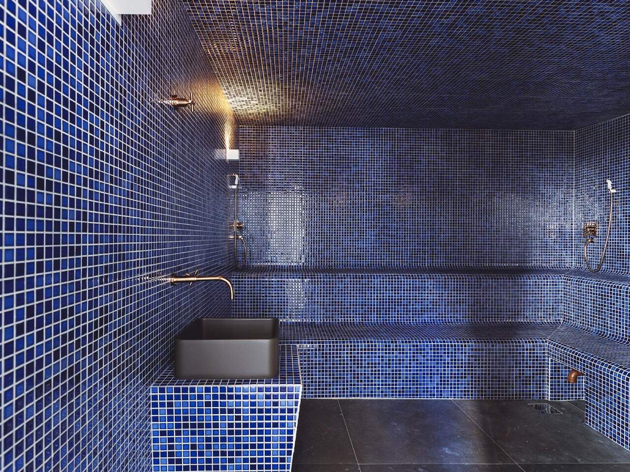 Sauna úmida revestida de pastilhas