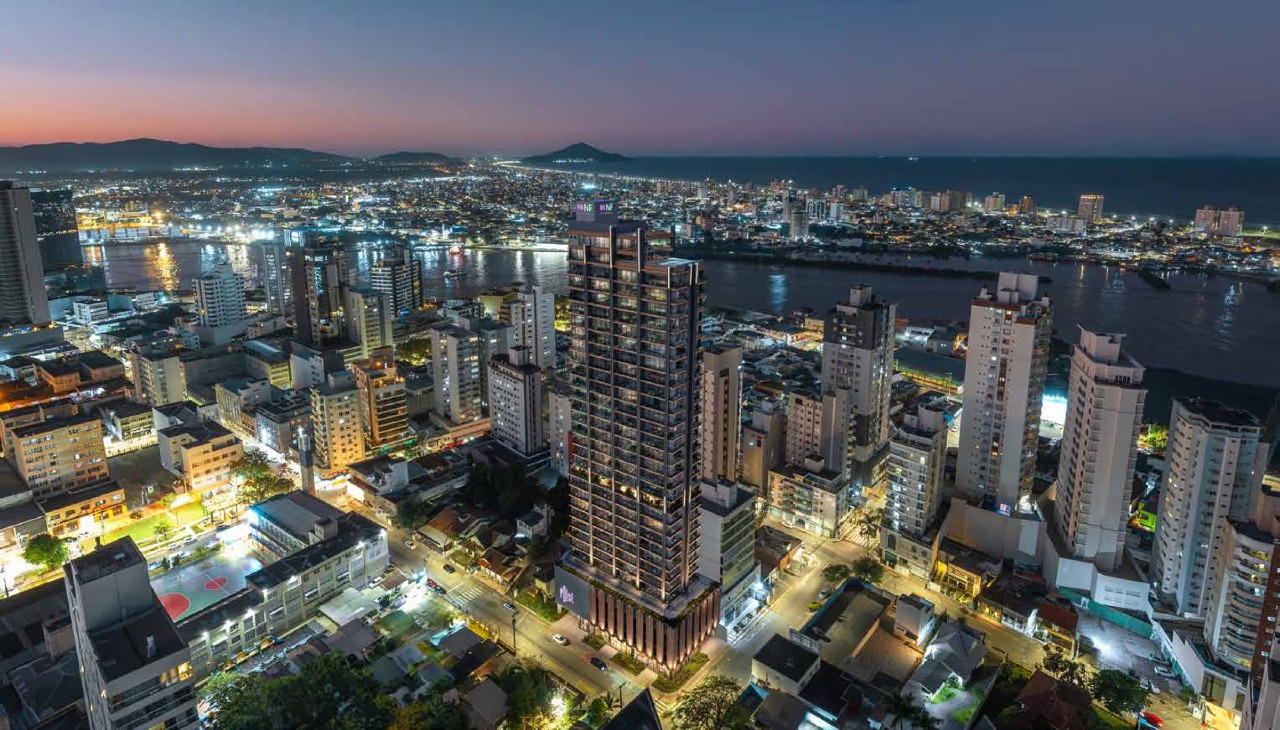 Centro de Itajaí à noite com o NF Pulse, o rio Itajaí-Açu e o mar ao fundo (fotomontagem)