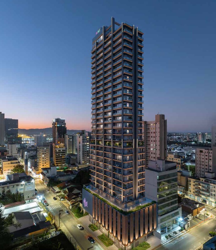 Torre do NF Pulse ao anoitecer, no Centro de Itajaí (imagem ilustrativa)