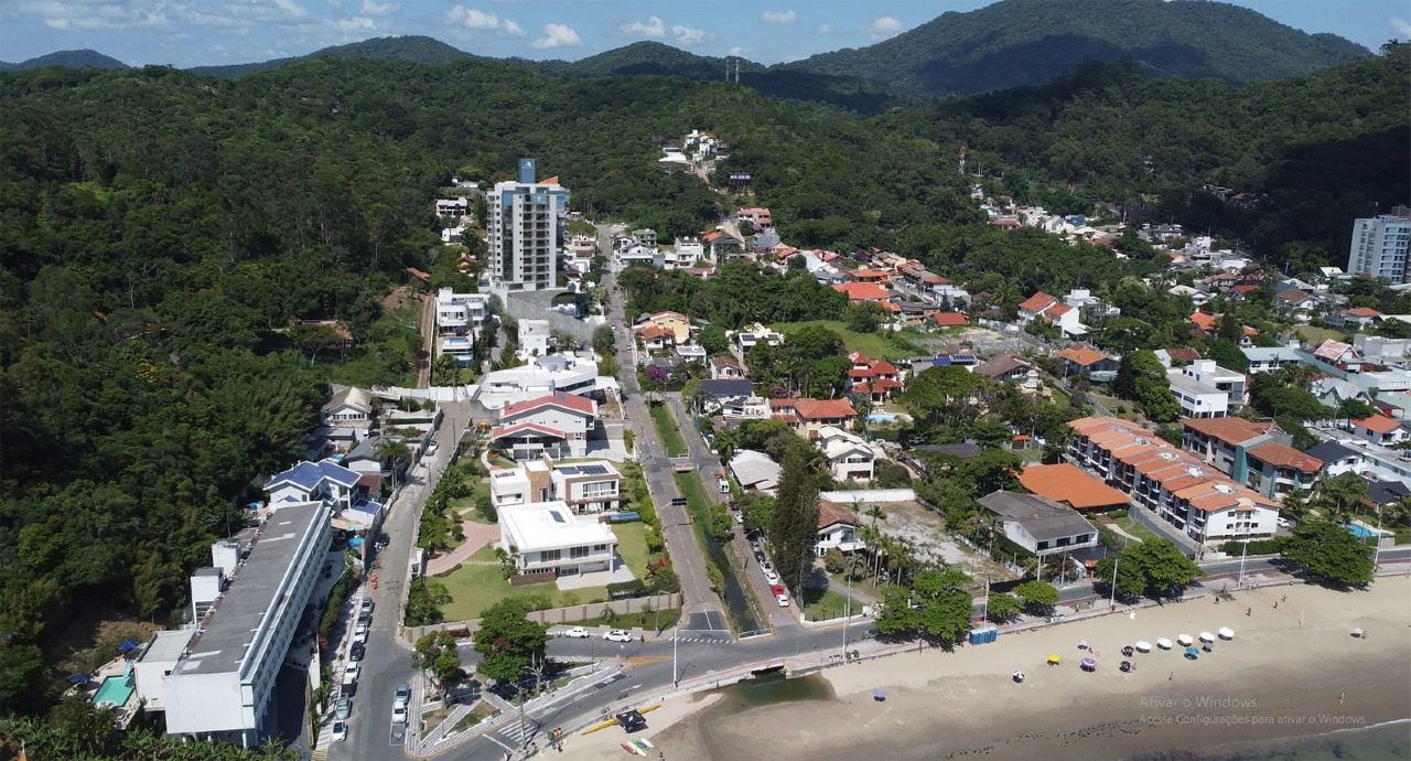 Vista aérea de Cabeçudas com o Acquamarine perto da praia (fotomontagem ilustrativa)