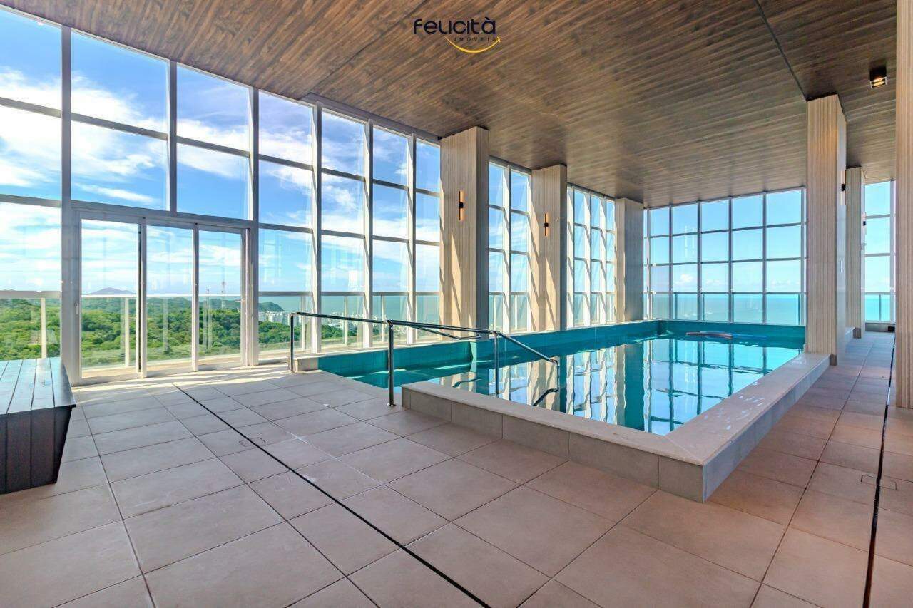 Piscina coberta do Riviera Concept, envidraçada e com vista aberta
