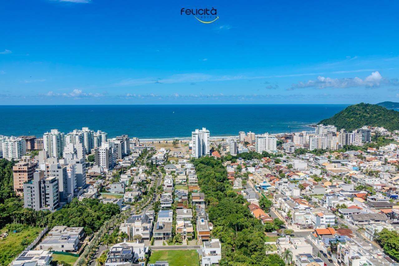 Vista aérea da Praia Brava com o mar, os prédios da orla e o morro