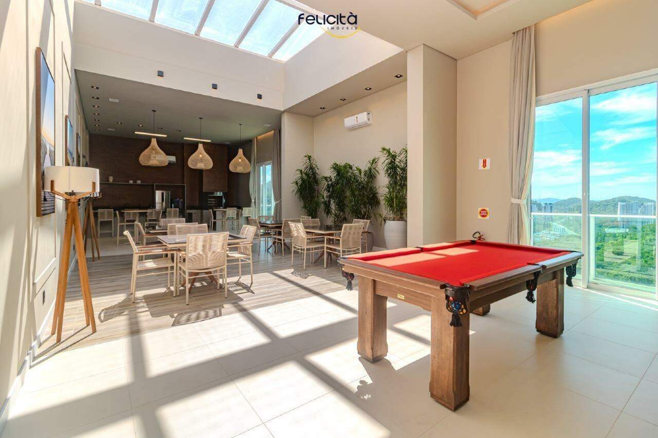 Sala de jogos com mesa de sinuca e vista pela janela