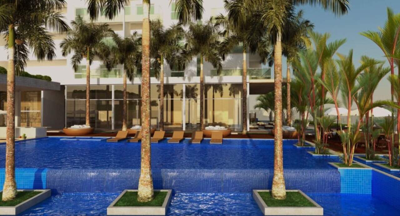 Piscina com palmeiras e deck (imagem ilustrativa)
