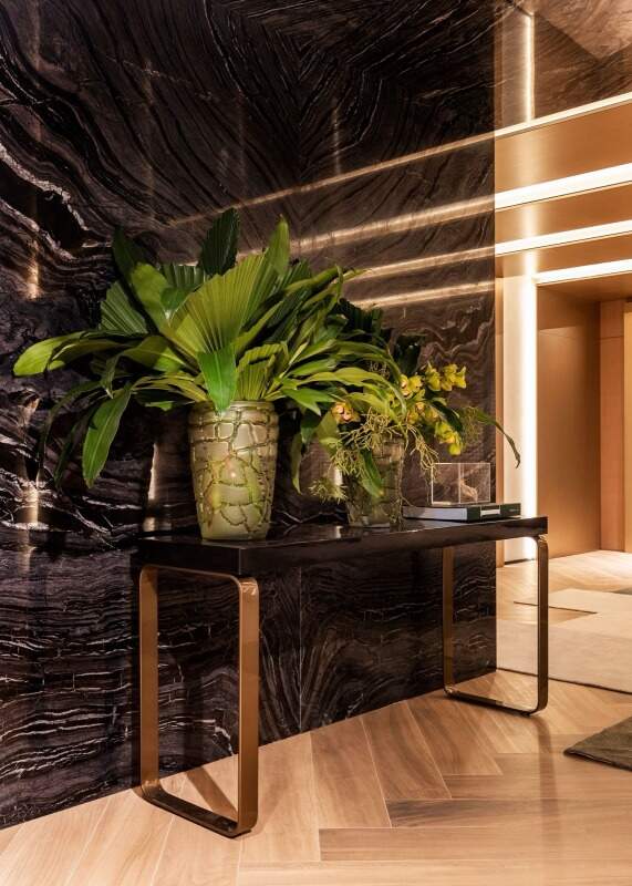 Estar do hall de entrada, com console e jardim interno
