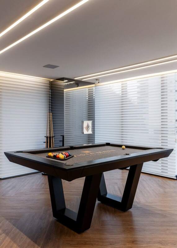 Sala de jogos com mesa de bilhar