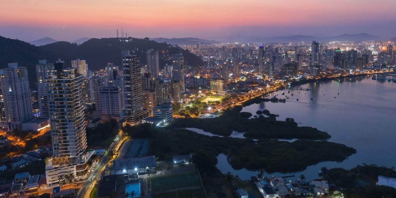 Vista aérea ao entardecer com o Saco da Fazenda e o Centro (imagem ilustrativa)