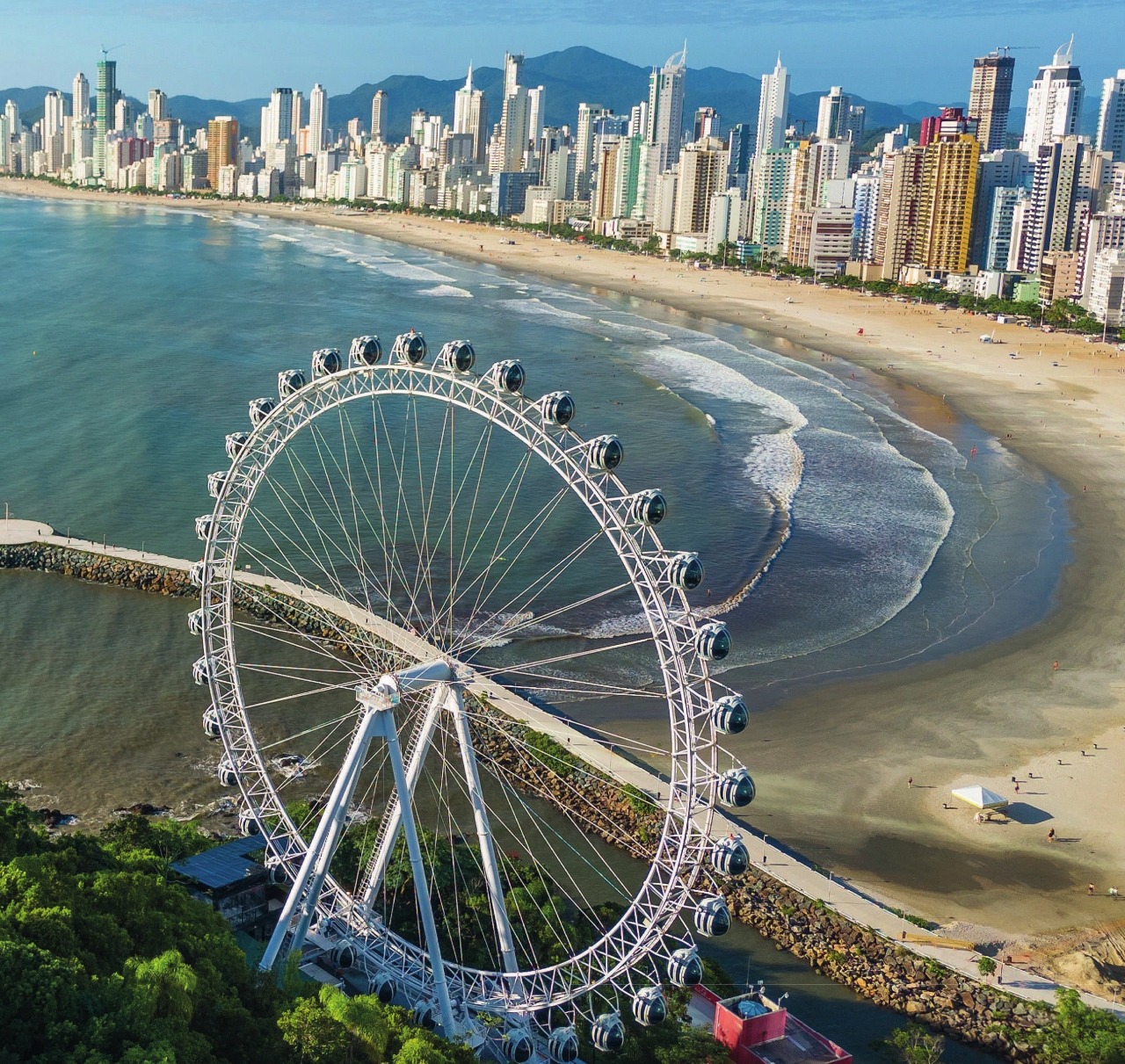 Praia Central de Balneário Camboriú e a roda-gigante da Barra Norte