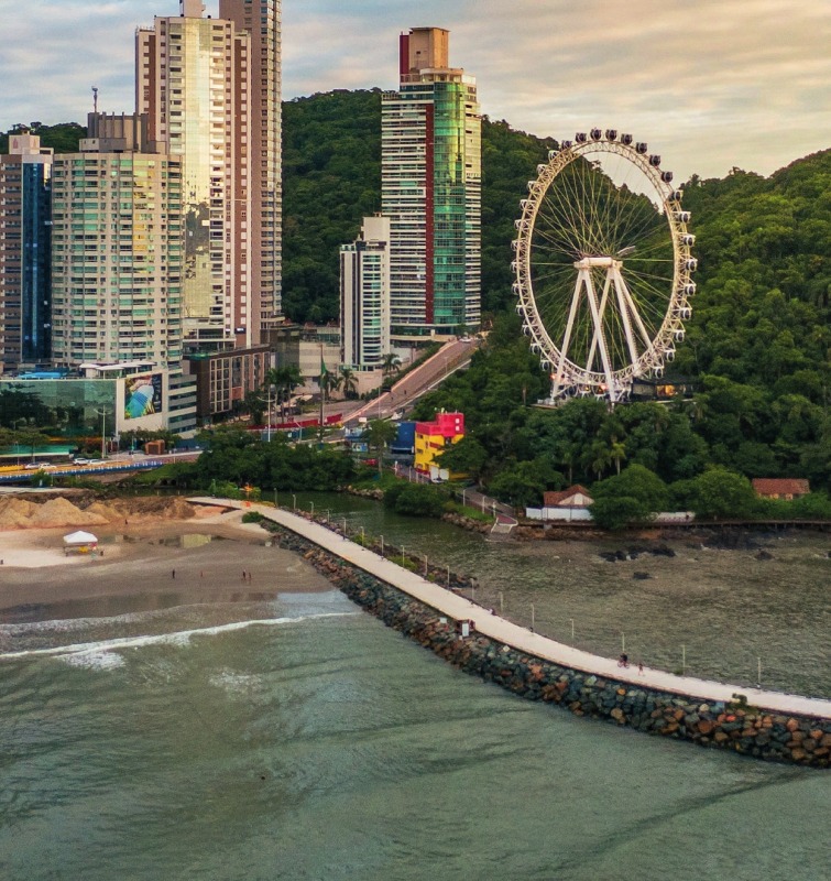 Molhe da Barra Norte e a roda-gigante, a cerca de 500 m do Palazzo Giardino