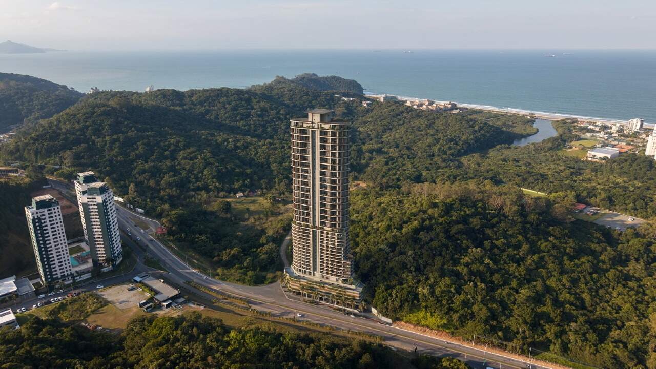 Vista aérea da torre entre a Mata Atlântica e o mar da Praia Brava (imagem ilustrativa)