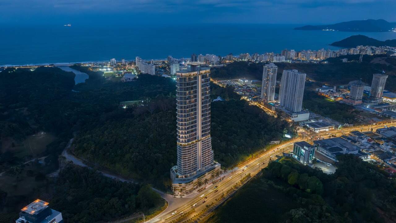 Raro By Sierra ao anoitecer, com a Praia Brava e o mar ao fundo (imagem ilustrativa)
