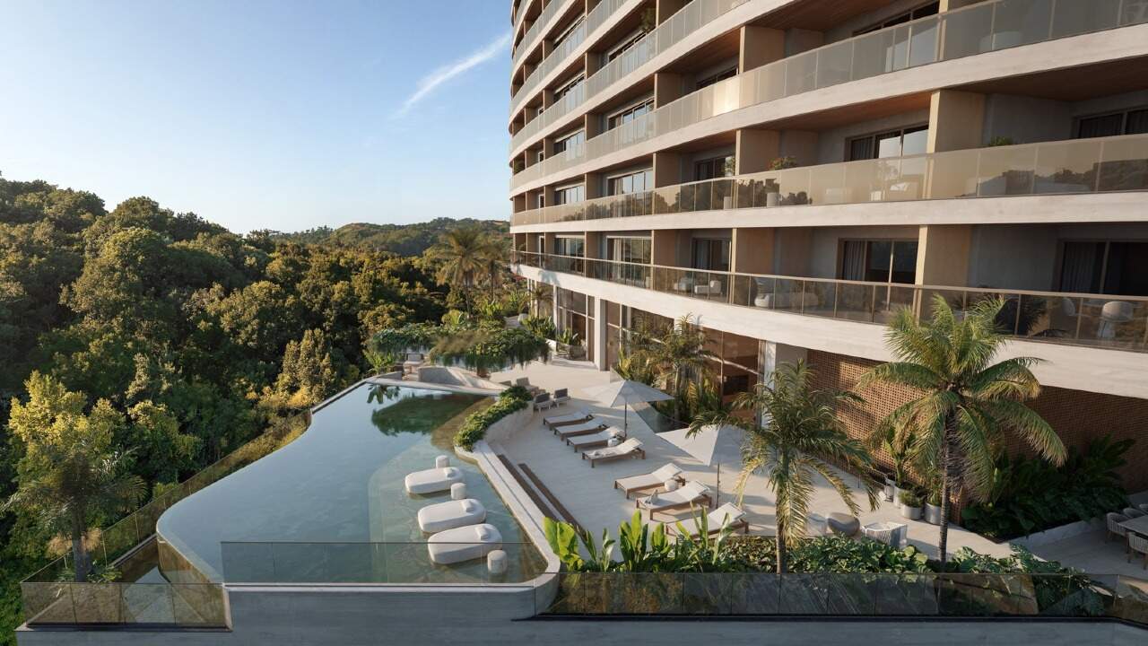 Piscina adulto de borda infinita no pavimento resort (imagem ilustrativa)
