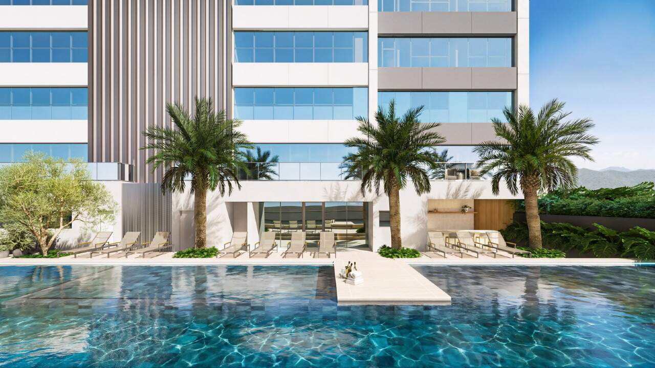 Piscina externa com deck e palmeiras, no térreo do North Tower (imagem ilustrativa)
